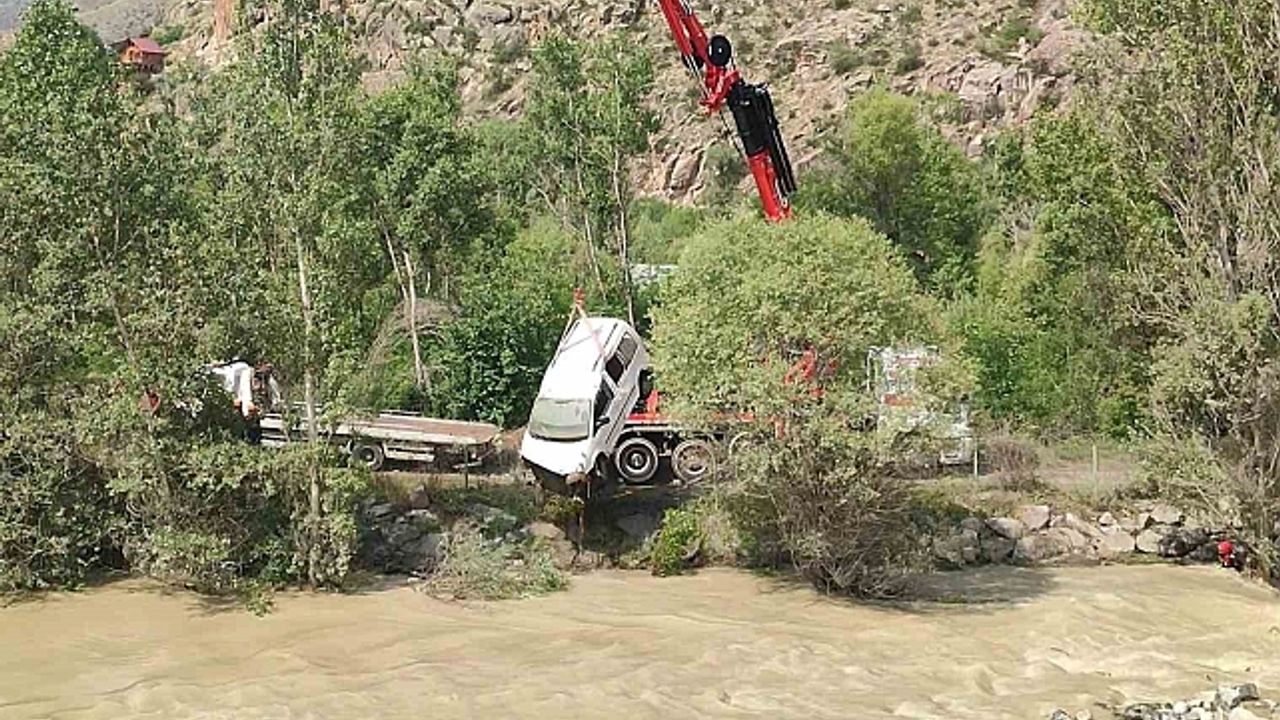 Heyelanda suya kapılan 10 aylık bebek aranıyor