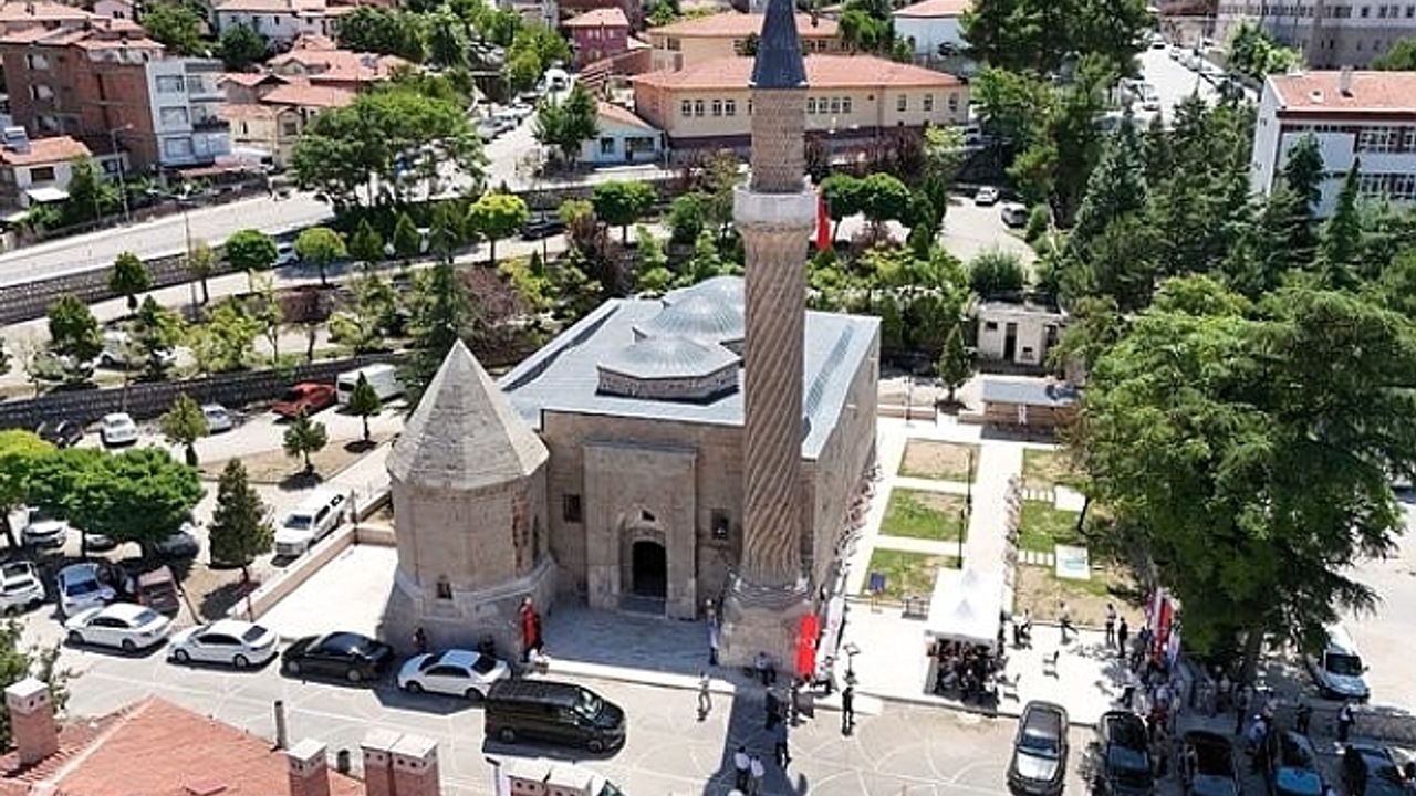 Amasya''da 782 yıllık Burmalı Minare Camii''nin restorasyonu tamamlandı