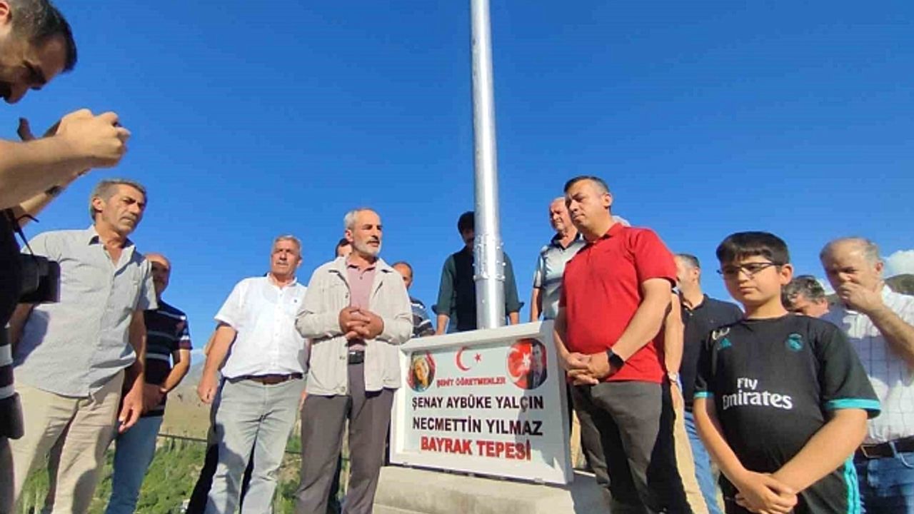 Bayrak adam, Şehit öğretmenler anısına 14 metrelik bayrak dikti