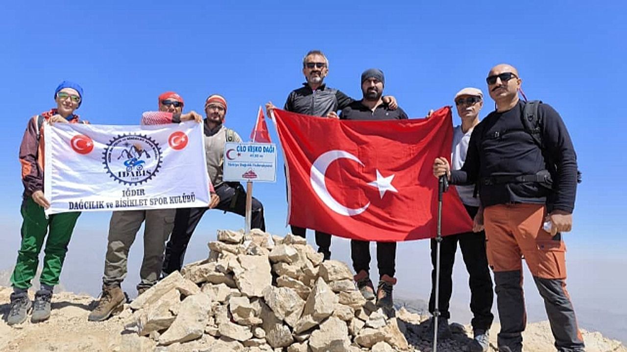Iğdır''lı Dağcılar Cilo Reşko Dağına zirve tırmanışı gerçekleştirdi
