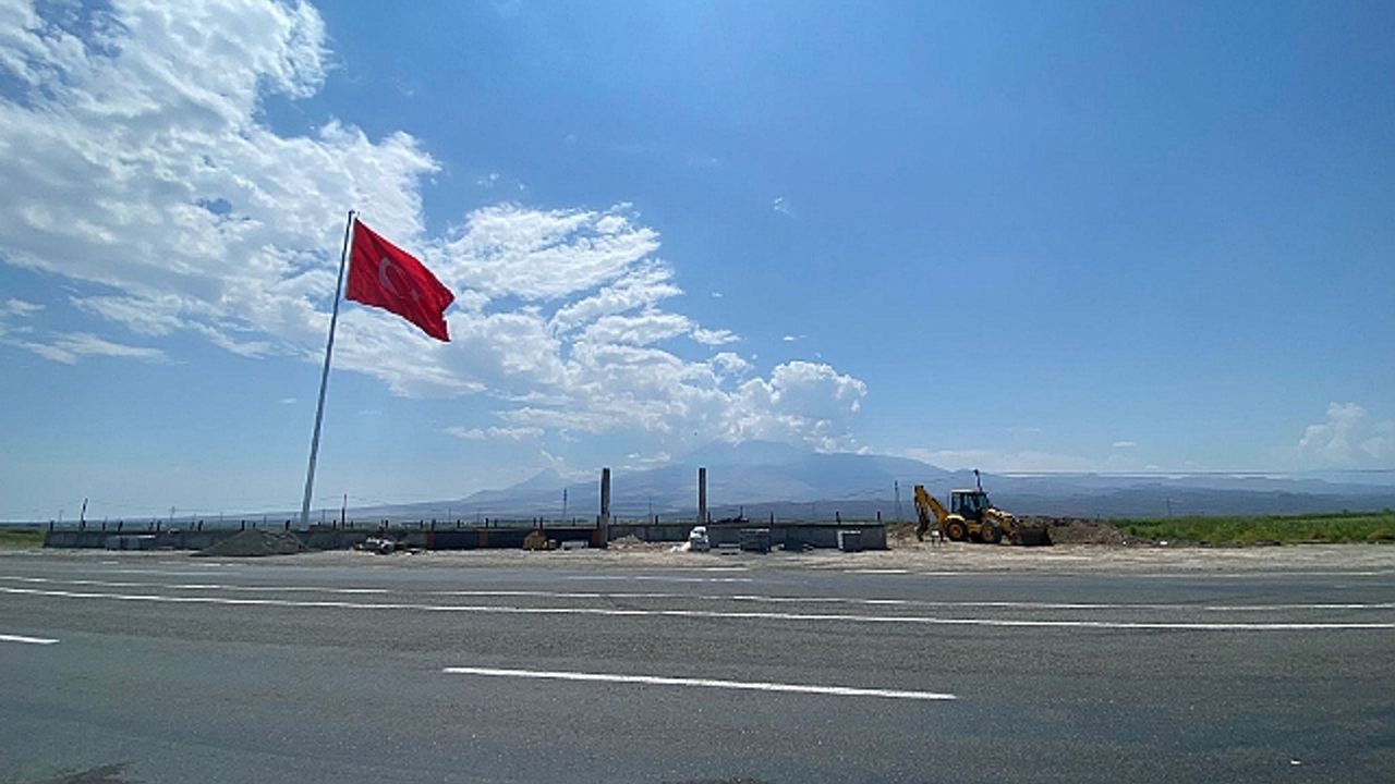 Şehit Anıtında  Bayrağımız Dalgalandı