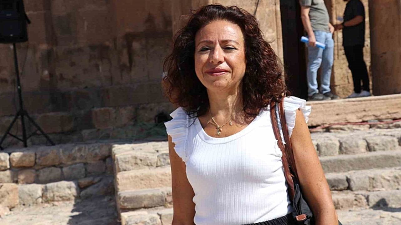 İsmini aldığı Akdamar Adası''nı ilk defa gören Ermeni asıllı Tamara gözyaşlarına hakim olamadı