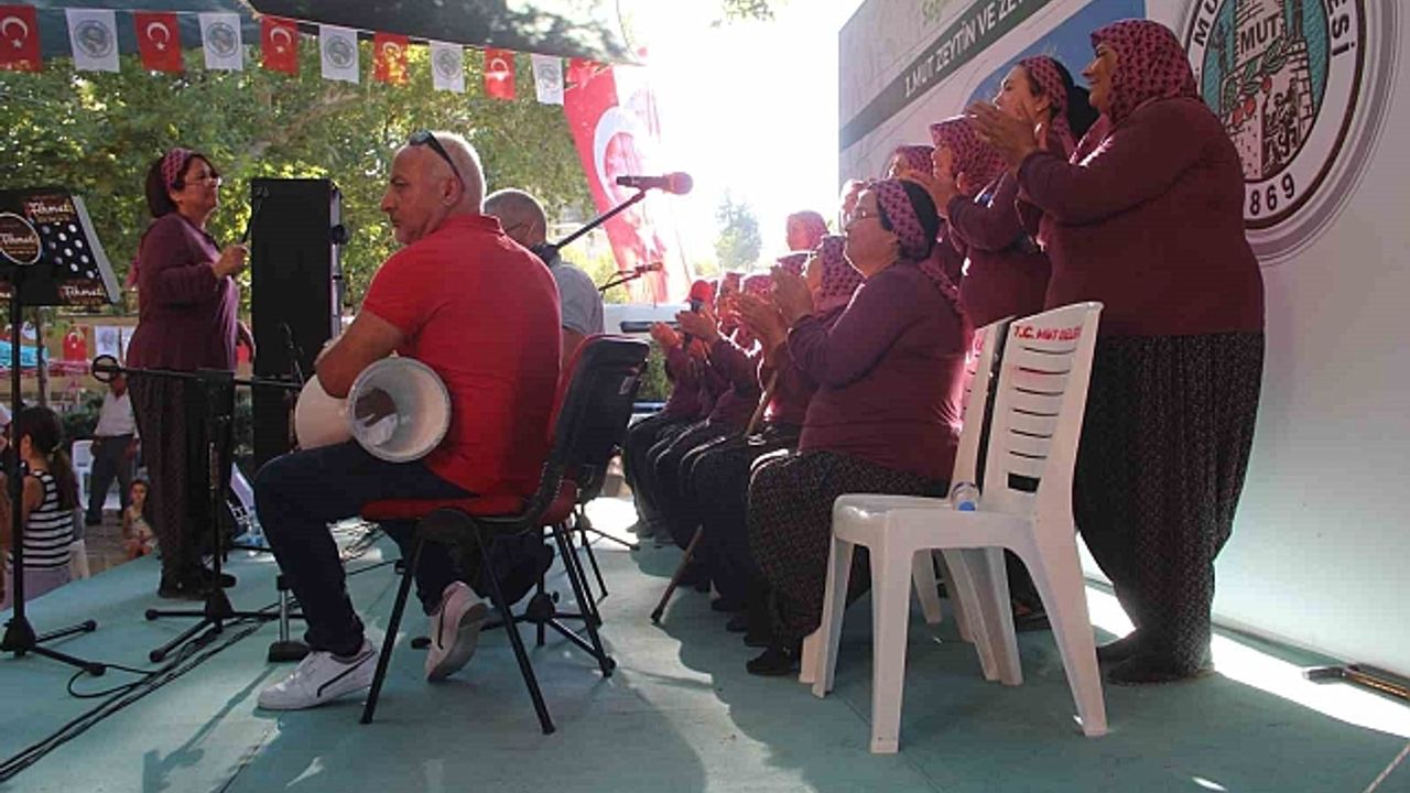 Mersin''de şalvarlı kadınlar korosu