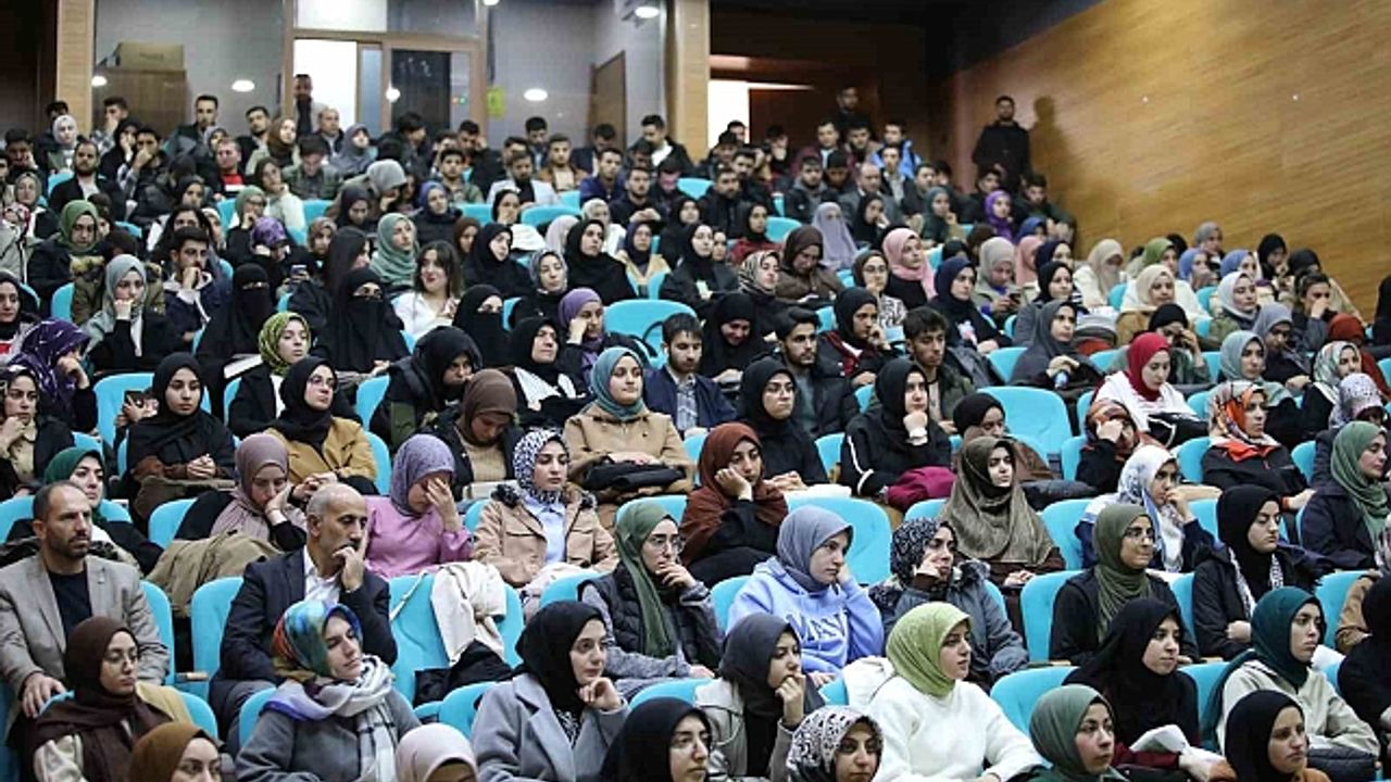 AİÇÜ''de "Din ve Teopolitik" konferansı düzenlendi