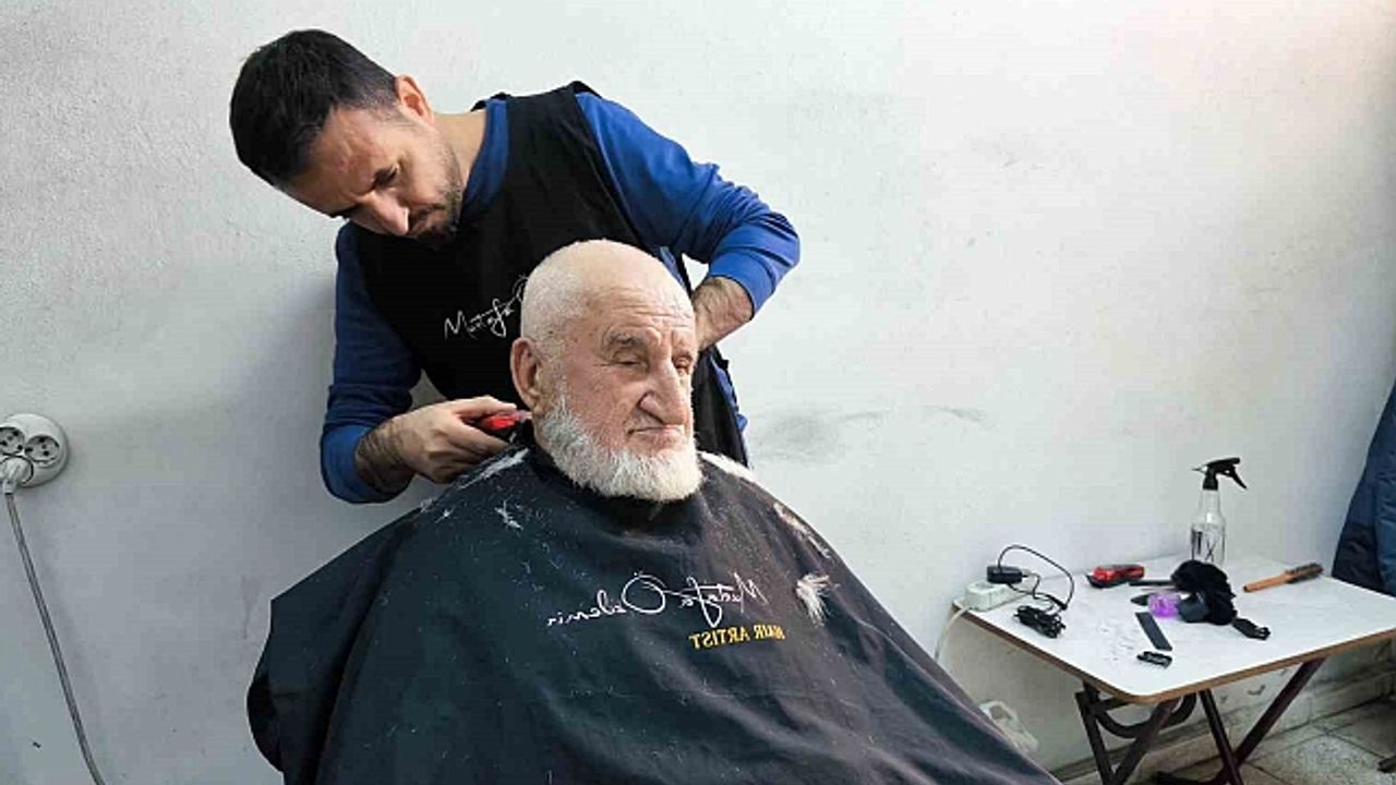 Artvinli genç kuaför yaşlılara vefa borcunu mesleğiyle ödüyor