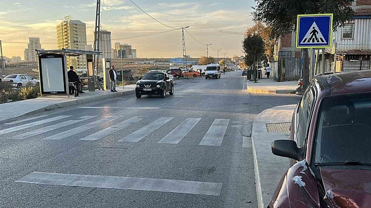 Başakşehir''de yarış yapan otomobil sürücüsü, işçilerin oturduğu araziye uçtu: 4 yaralı