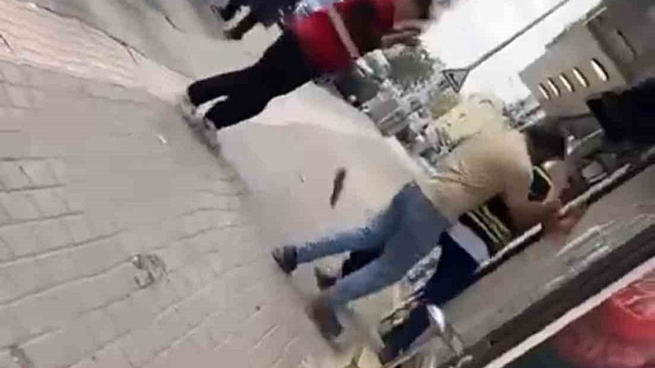Bursa''da kuryelerin sopalı yumruklu kavgası kamerada