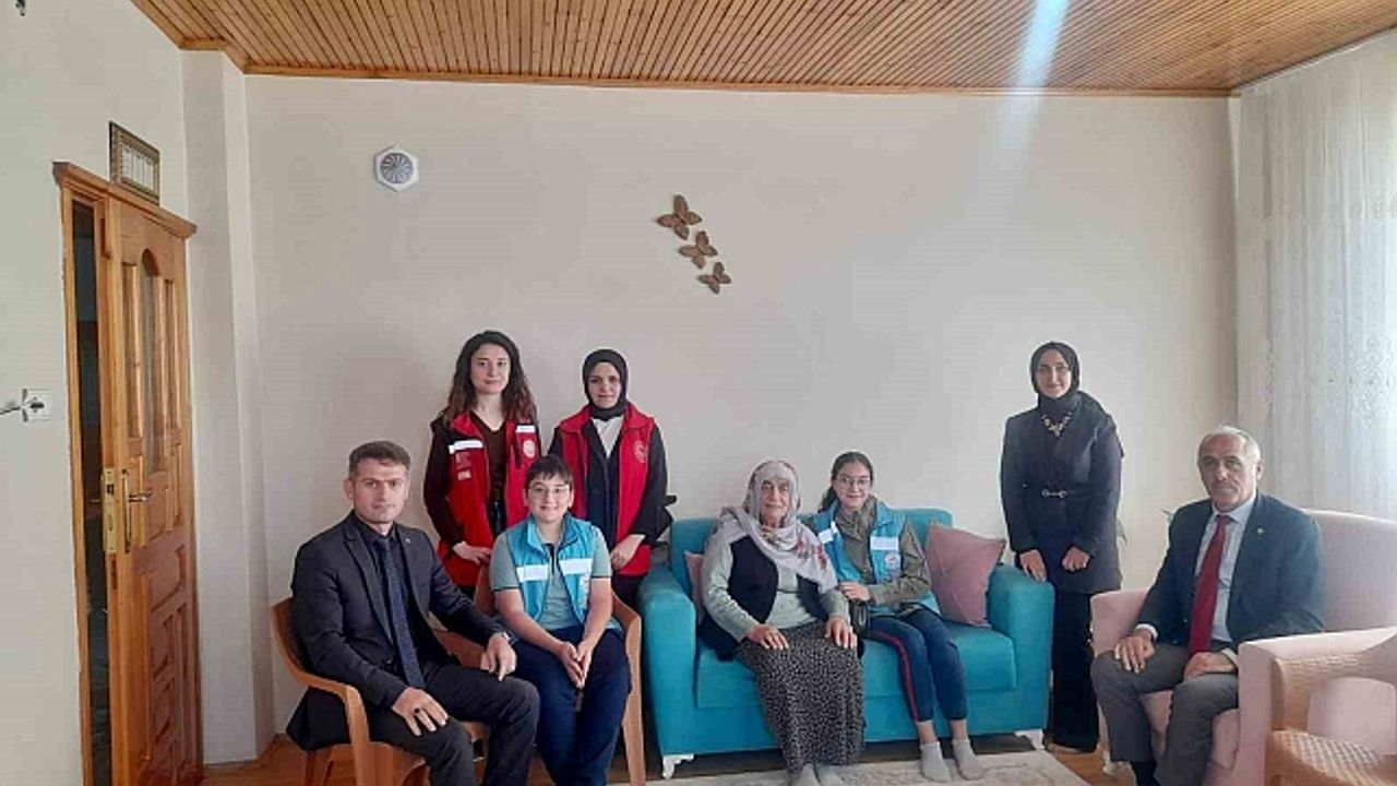 Çocuklardan 103 yaşındaki Seher nineye ''Yaşlılar Günü'' ziyareti