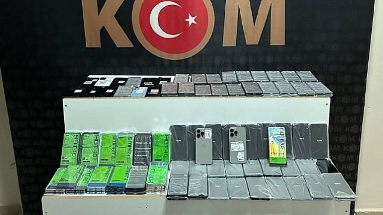 Erciş''te kaçak cep telefonu ele geçirildi