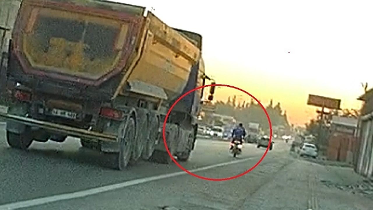 Hafriyat kamyonunu sağdan solluyan motorcu, ön kaldırarak canını hiçe saydı: O anlar kamerada