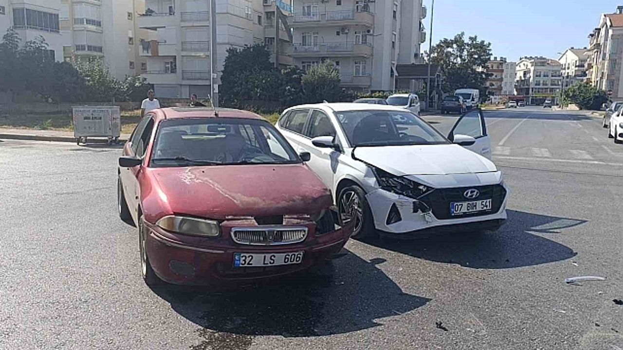 İki otomobil çarpıştı, fenalaşan sürücü hastaneye kaldırıldı