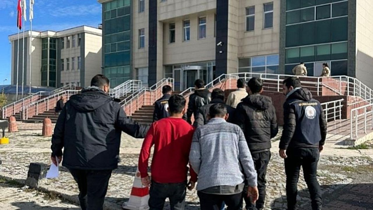 Kars"ta yakalanan göçmenlerin üzerinden sahte pasaport çıktı