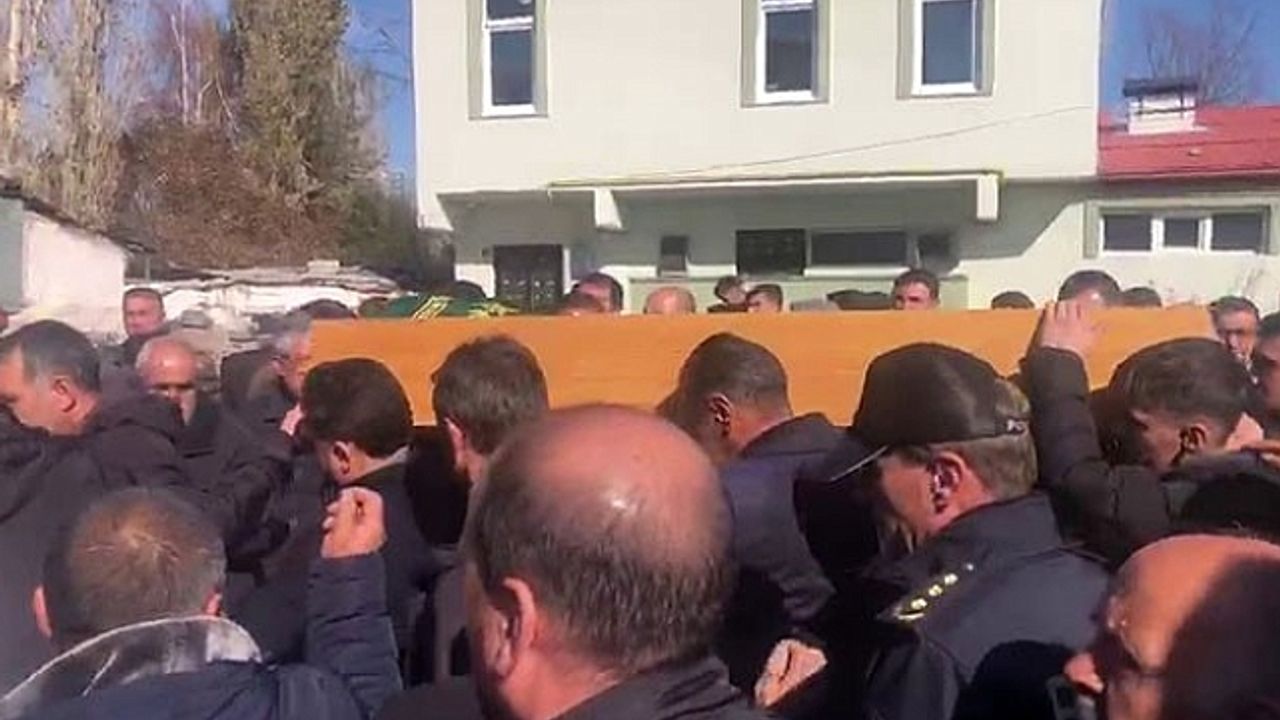 Kars''ta maganda kurşunuyla hayatını kaybeden minik Muhammet, gözyaşlarıyla uğurlandı