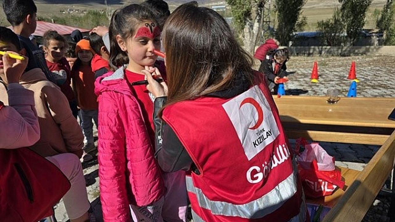 Kızılay''dan miniklere sürpriz