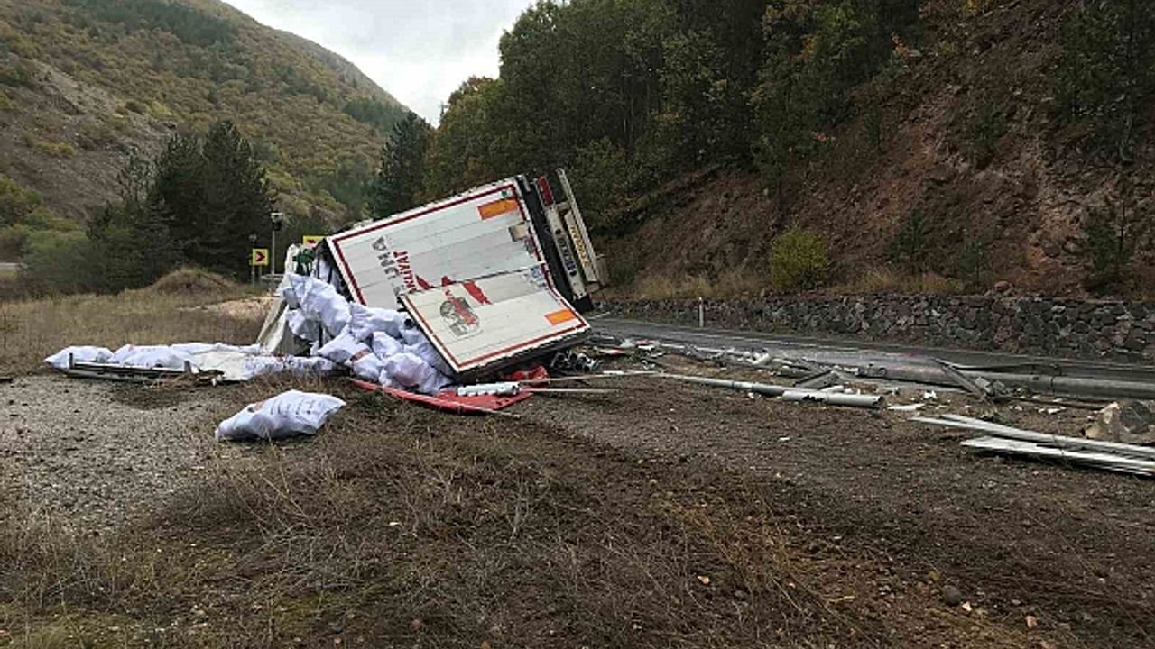 Kontrolden çıkan plastik boru yüklü tır yola devrildi