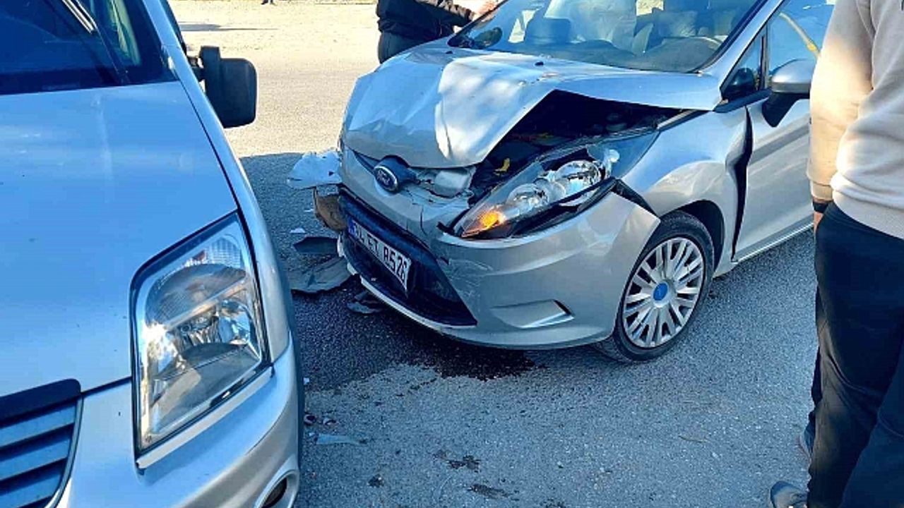 Otomobil ile hafif ticari araç çarpıştı: 2 yaralı