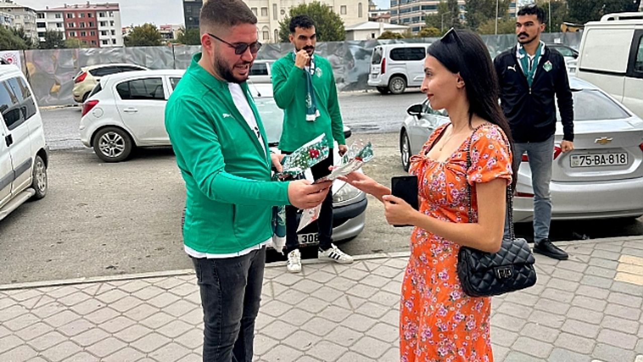 PAYEGAN''dan Kadına ve Çocuğa Şiddete Hayır Karanfili