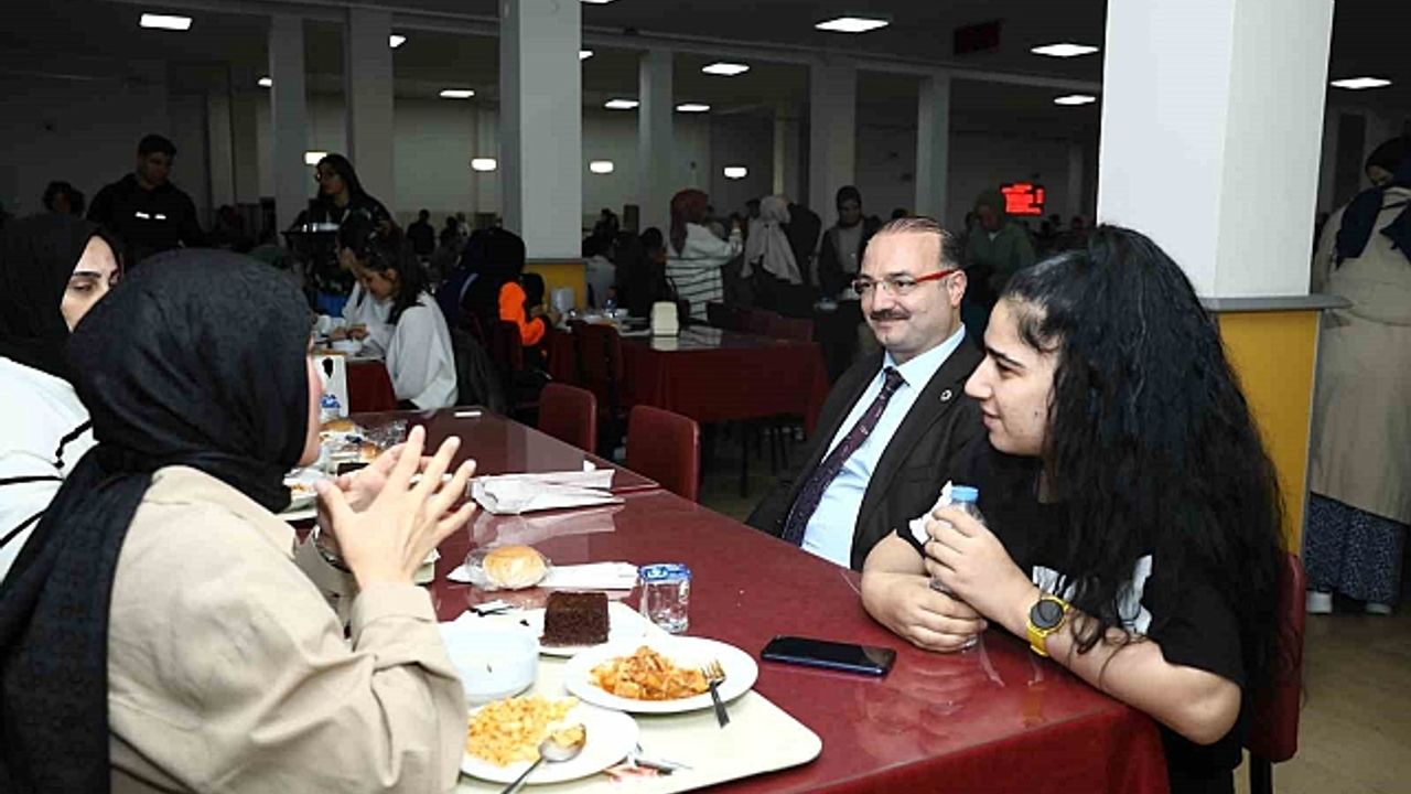 Rektör Hacımüftüoğlu, yemekte öğrencilerle bir araya geldi
