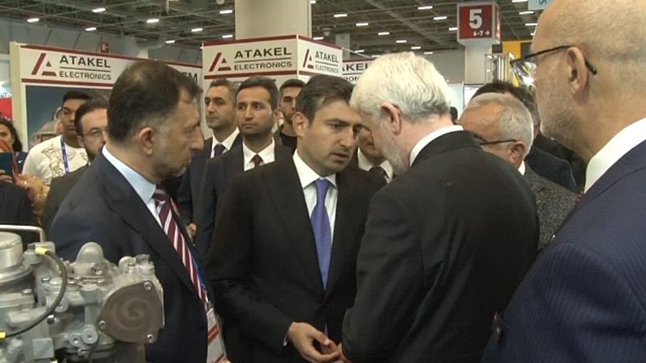 Selçuk Bayraktar TUSAŞ standını ziyaret etti