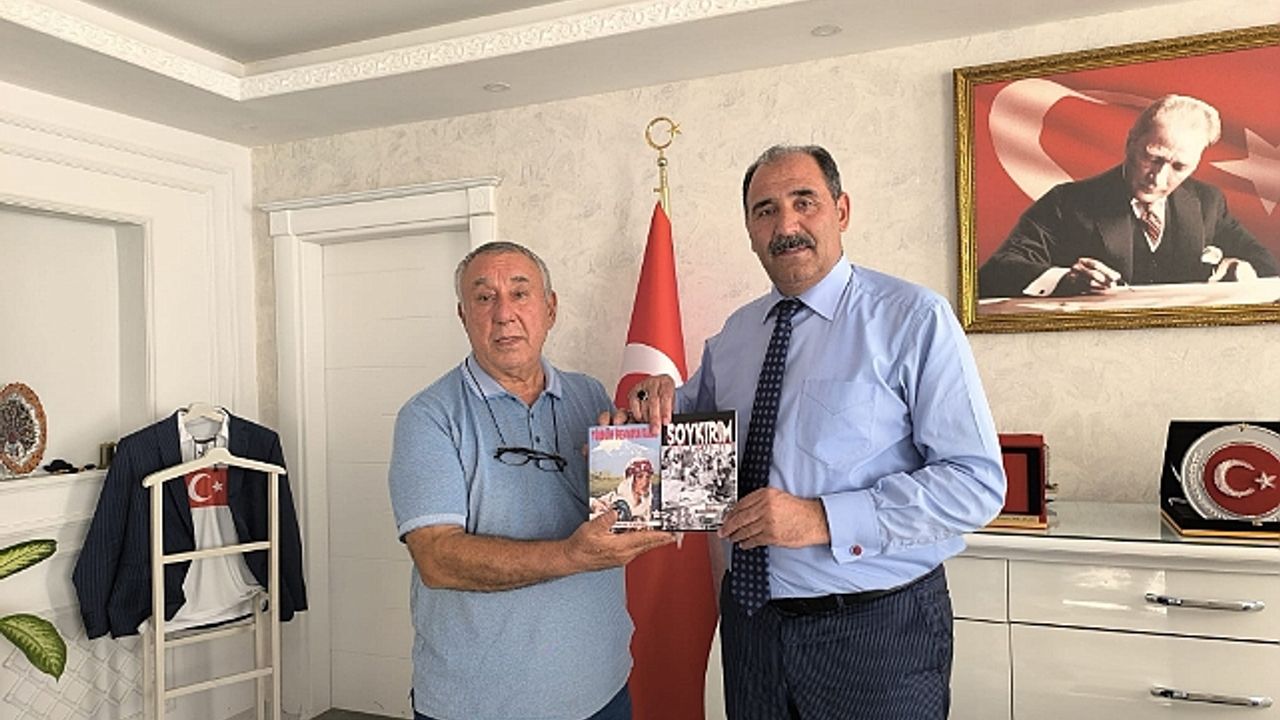 SERDAR ÜNSAL "SOYKIRIM VE YÜREĞİM İREVAN''DA KALDI "ROMANINI MİLLİ EĞİTİM MÜDÜRÜ AZİZ GÜN''E HEDİYE ETTİ.