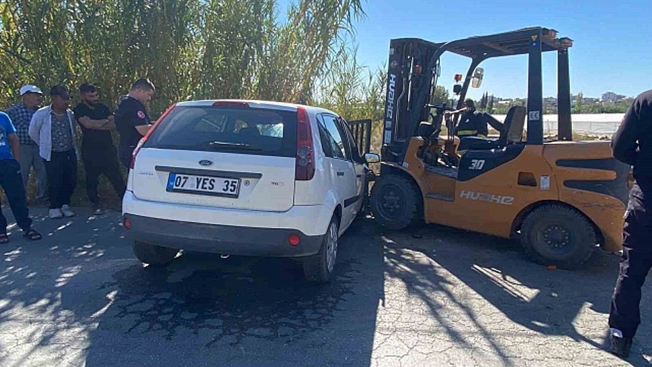 Serik''te forklift otomobilin motoruna saplandı, otomobil sürücüsü yaralandı
