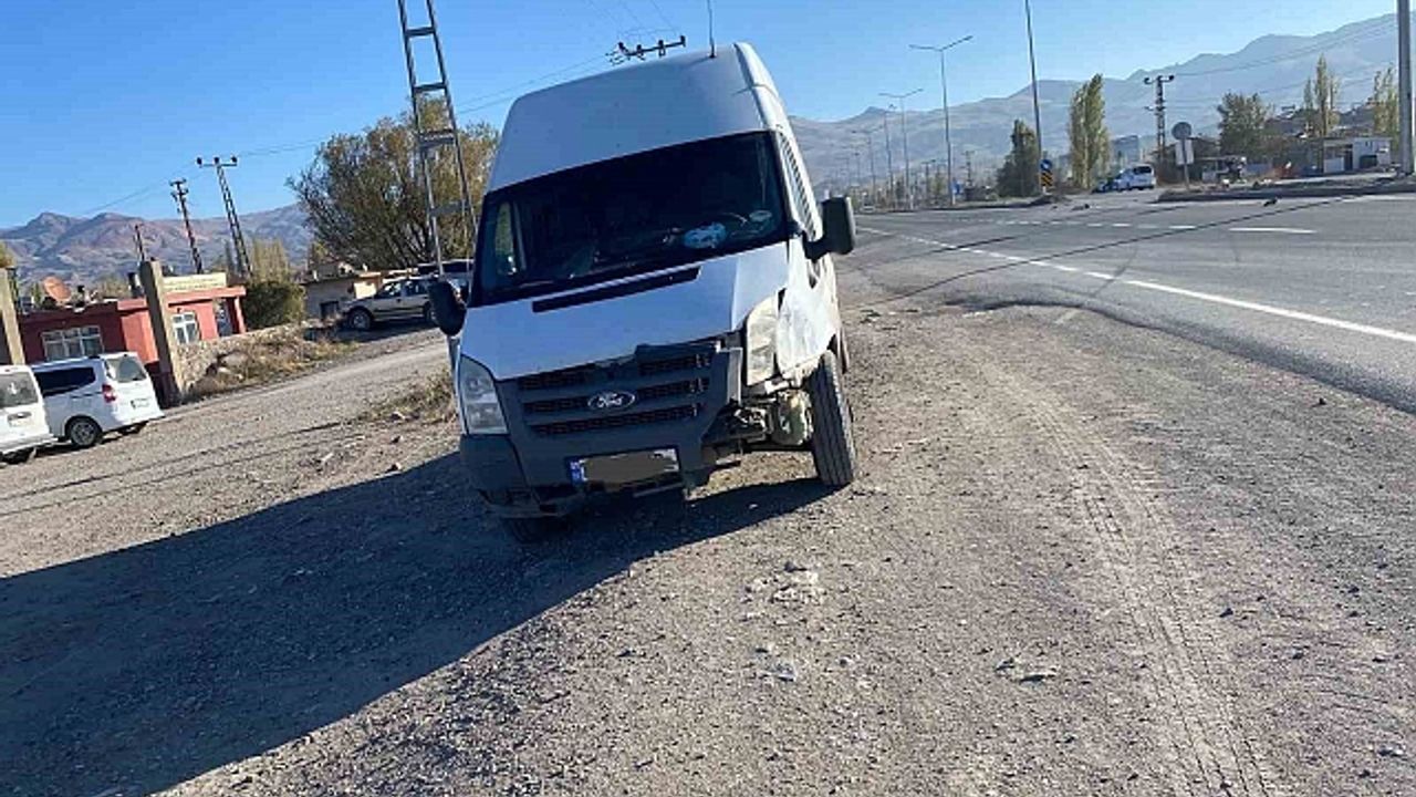 Ağrı''da trafik kazası: 3 kişi yaralandı