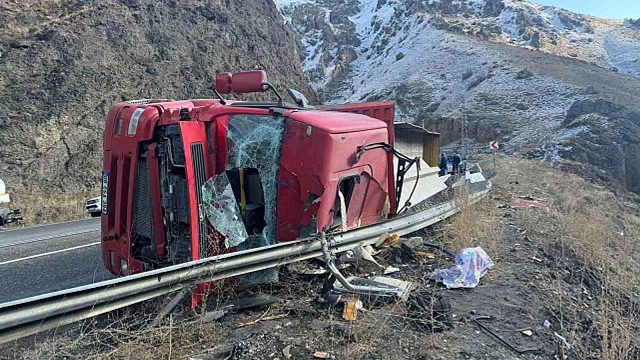 Ağrı''daki 3 ayrı trafik kazasında 4 kişi yaralandı