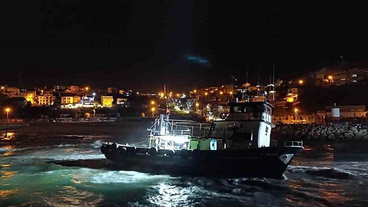 Arnavutköy''de balıkçı teknesi karaya oturdu
