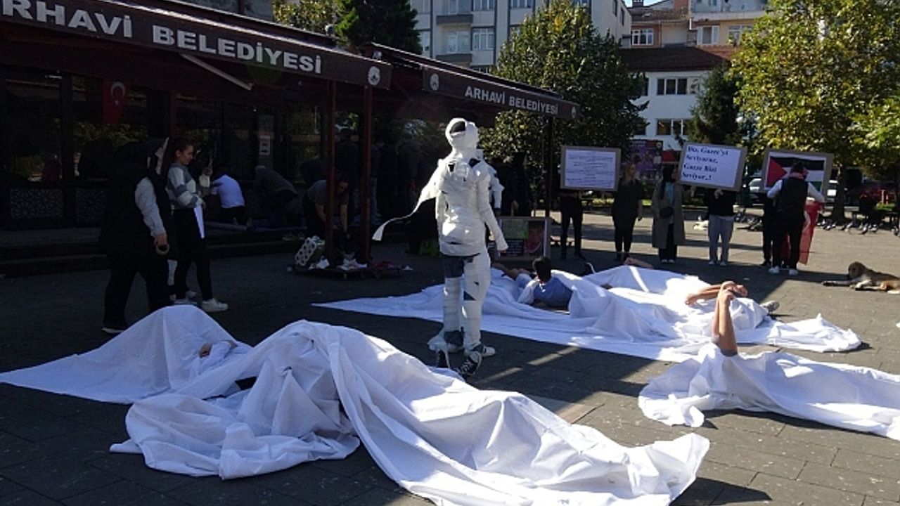 Artvin''de üniversite öğrencilerinden Filistinli çocuklar için kefenli protesto