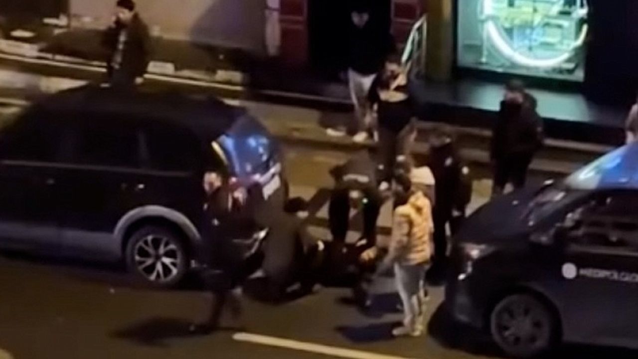 Bağcılar''da cadde ortasında silahlı saldırı: 2 yaralı