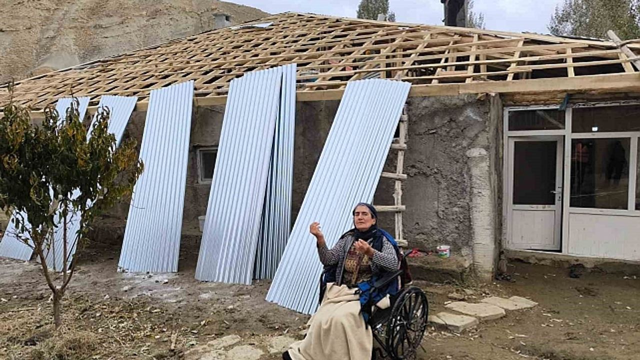 Başkale''de engelli vatandaşa çatı malzemesi desteği