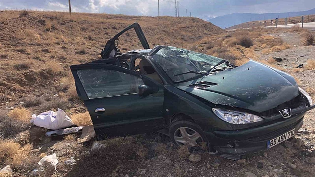 Başkale''de otomobil şarampole yuvarlandı: 3 yaralı