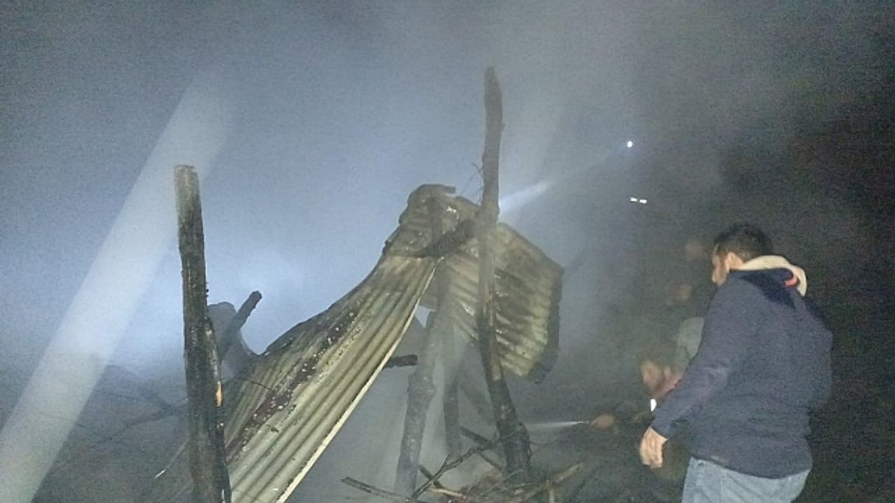 Bayramiç''te yanan traktör kullanılamaz hale geldi