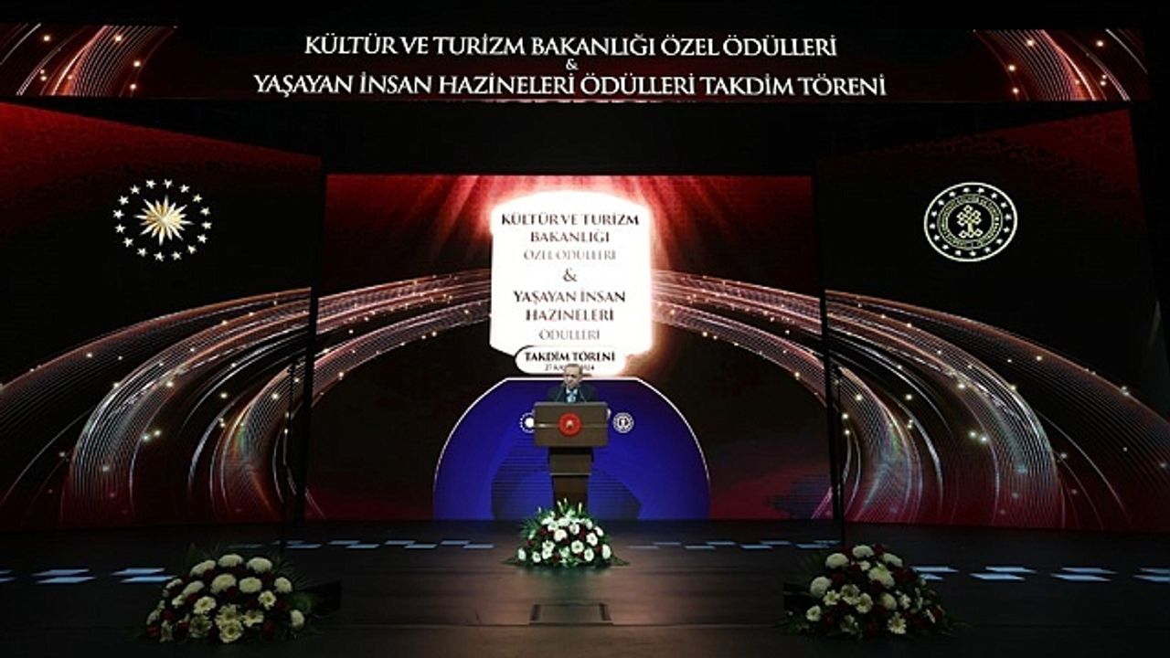 Cumhurbaşkanı Erdoğan Erzurumlu Bünyamin Korucu Usta''ya "Yaşayan İnsan Hazinesi" ödülü verdi