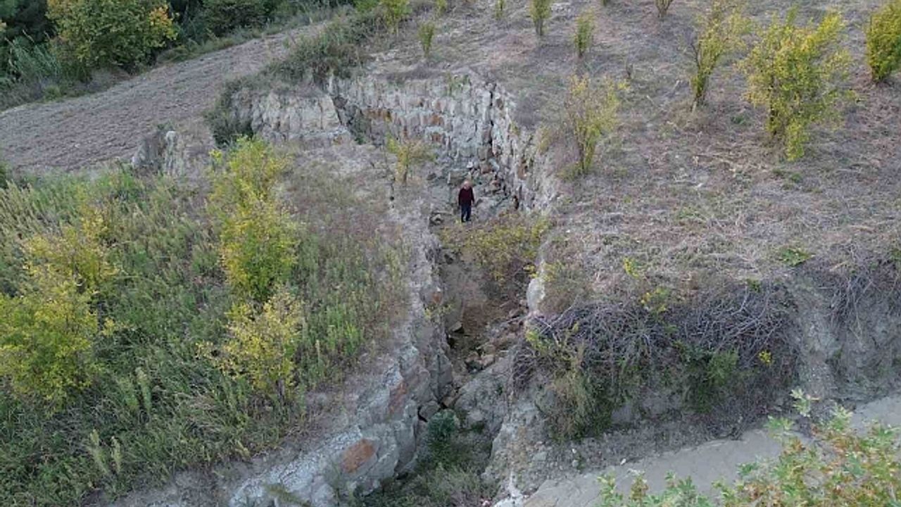 Depremin ikiye böldüğü tarladaki 4 metre derinliğe sahip devasa yarık görüntüsüyle ürkütüyor