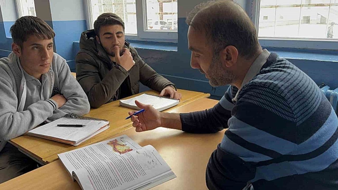 Depremzede öğretmenin eğitim azmi