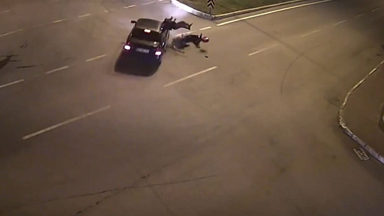 Dikkatsizlik ve hız kazalara neden oldu: O anlar kamerada