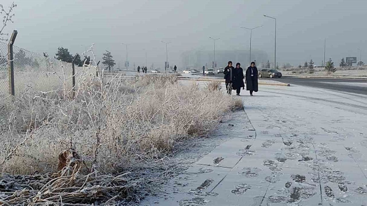 Erzurum buz kesti, sis şehri örttü