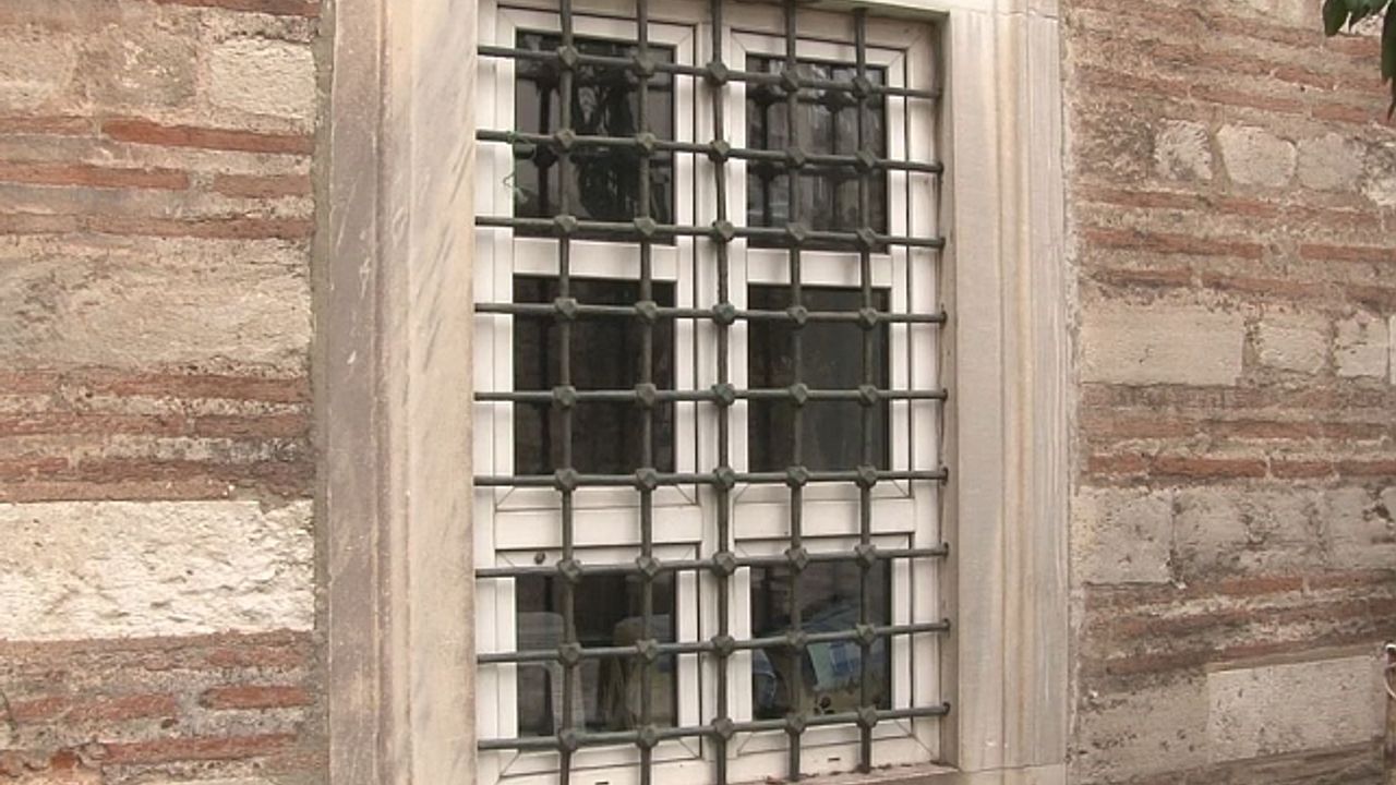 Fatih''teki 439 yıllık Mehmed Ağa Camii''ne plastik pencere takıldı, tarihi külliyenin hamamı harabeye döndü