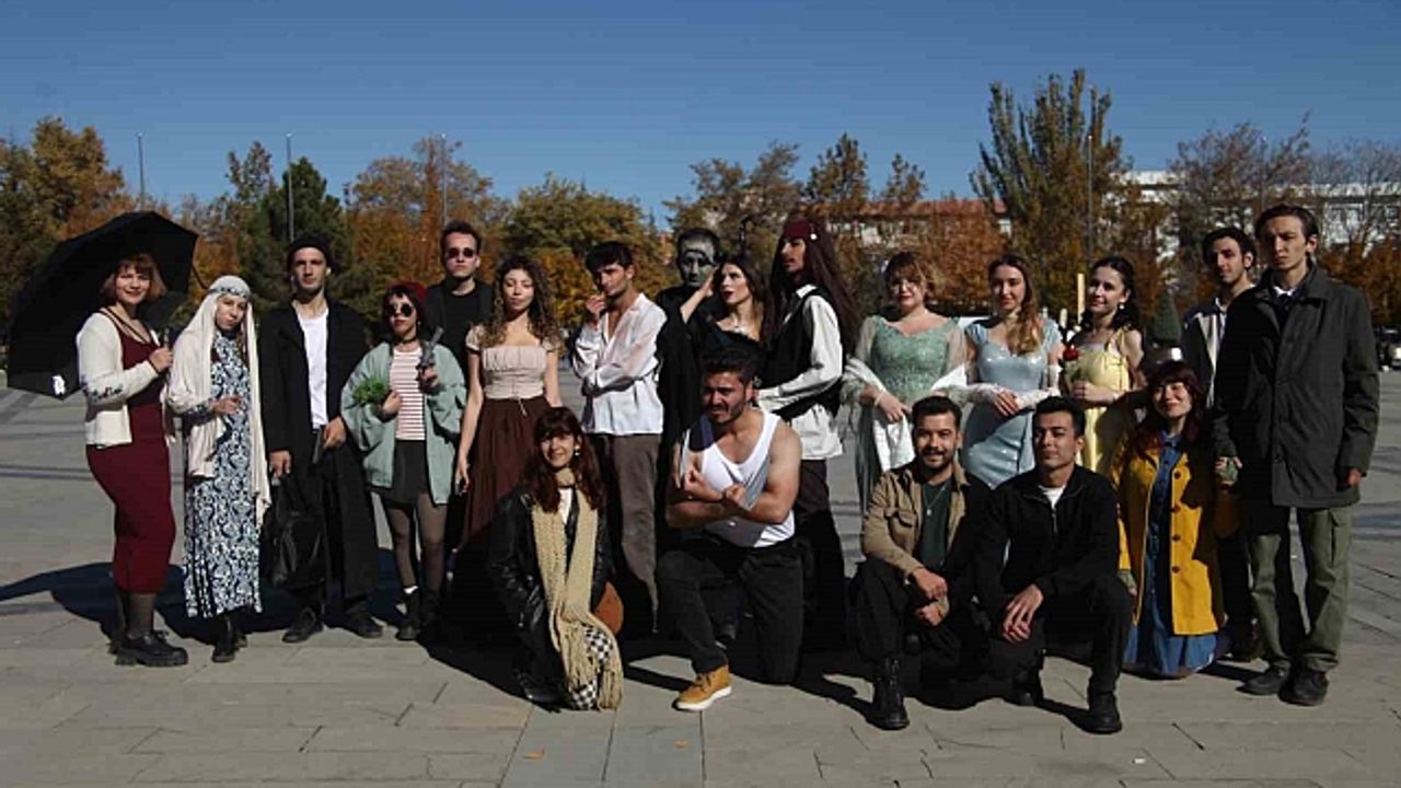Film karakterleri üniversite öğrencileri ile vücut buldu