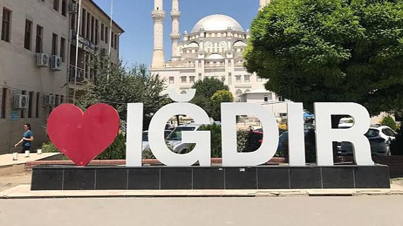 Iğdır"da Kaldırımlar İşgal Altında! Vatandaşlar Yetkililerden Çözüm Bekliyor