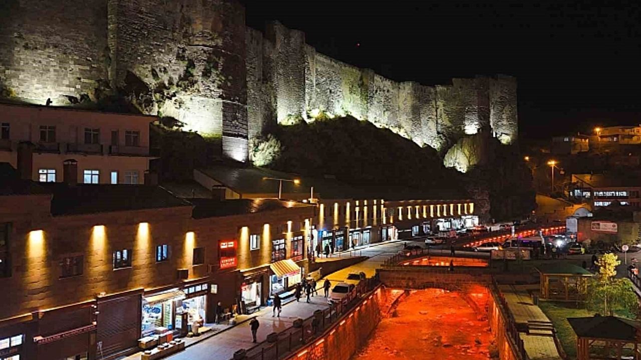 Işıklandırılan Bitlis''te gece güzelliği