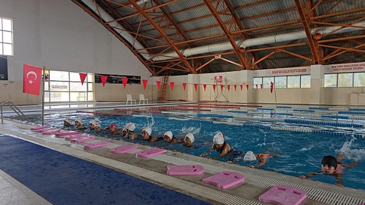 Karaağaç Yarı Olimpik Yüzme Havuzu"nda Spor Kursları Devam Ediyor