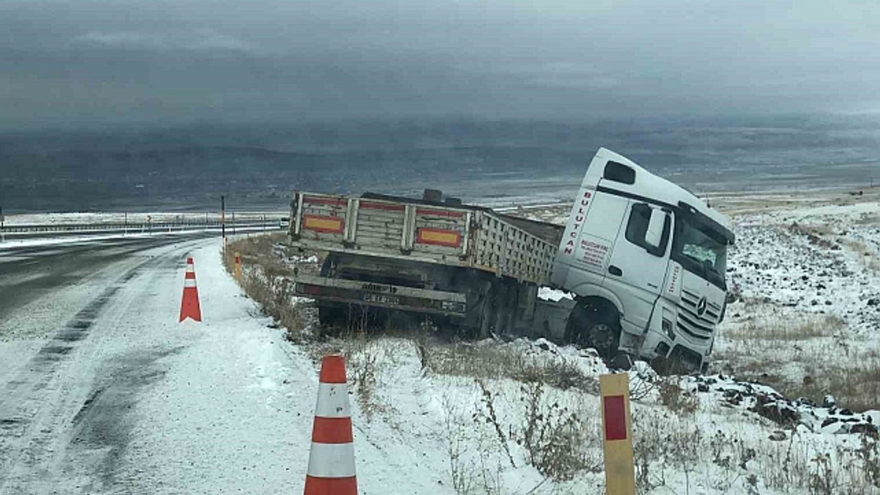 Kars''ta buzlanan yolda kayan tır şarampole düştü
