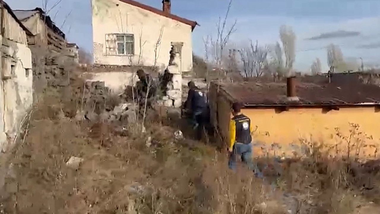 Kars''ta düzensiz göçmenler kaçtı, polis kovaladı