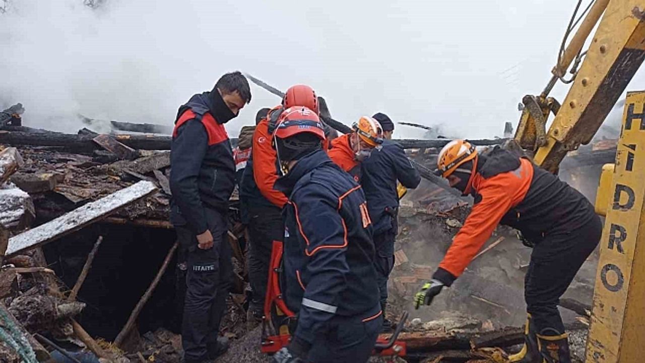 Kastamonu''da iki katlı ev küle döndü: Evdeki baba ve engelli oğlu aranıyor