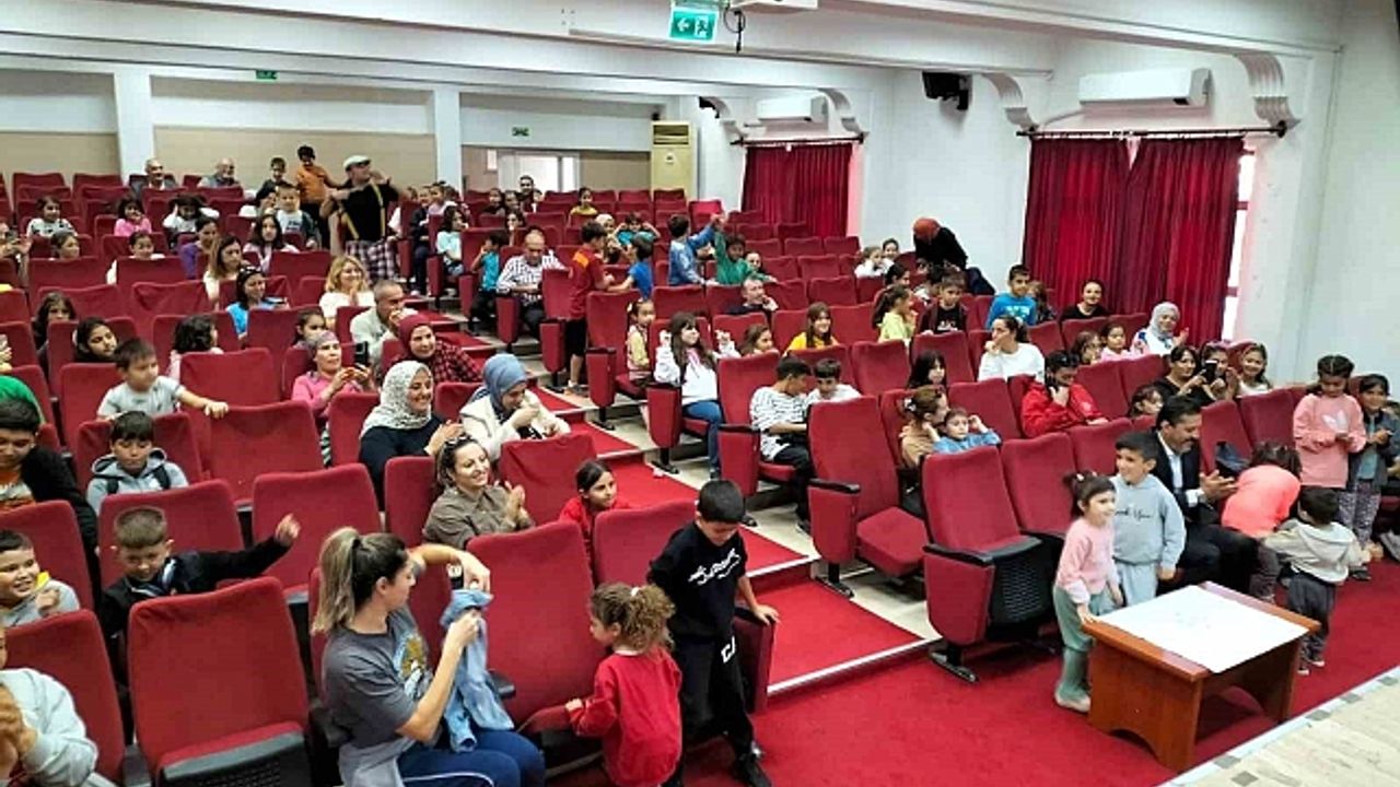 Köyceğiz''de çocuklar tiyatro oyunuyla eğlendi