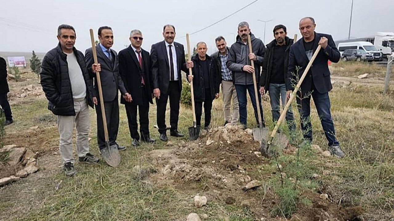 Milli Eğitim Müdürü Aziz Gün, “Geleceğe Nefes, İnsanlığa Nefes” Etkinliğinde Fidan Dikti
