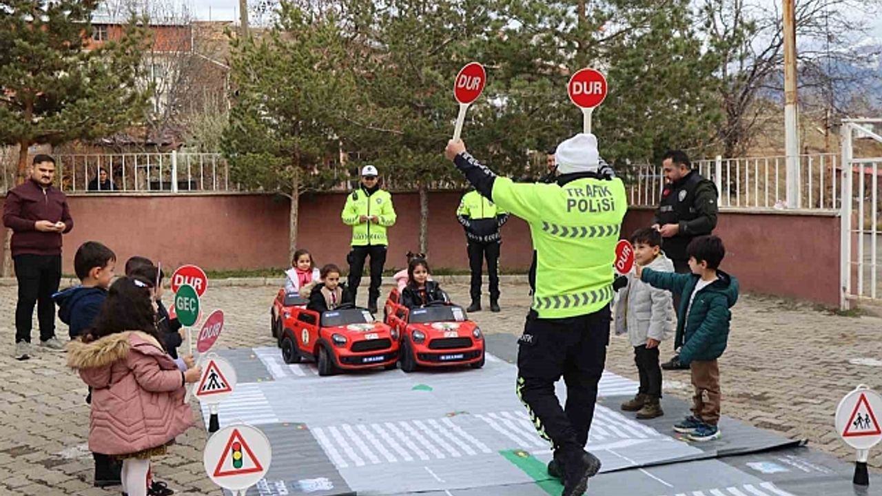 Oltu''da öğrenciler, yapay pistte trafik kurallarını öğrendi