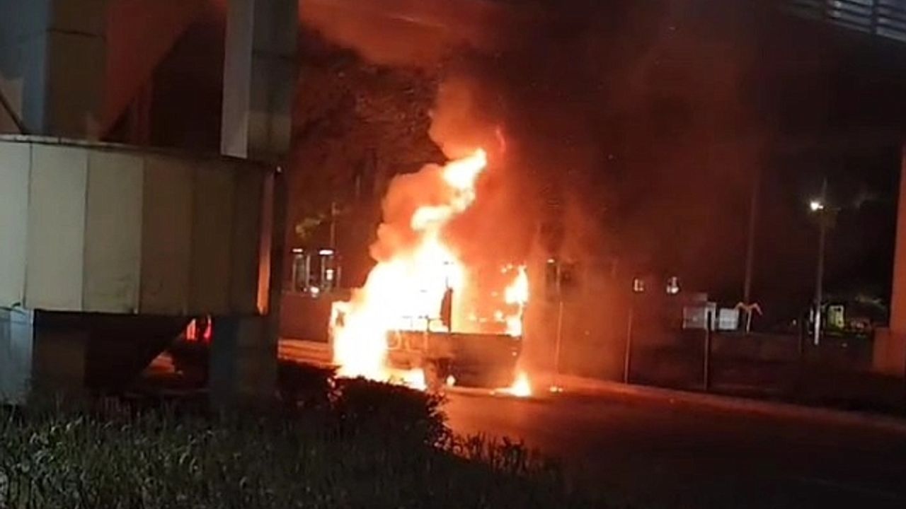 Samsun''da seyir halindeki kamyonet alev alev yandı